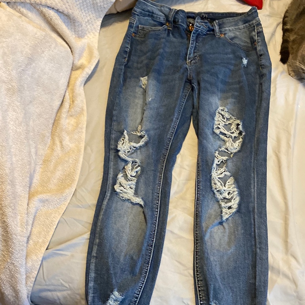 Rue 21 ripped jean capris